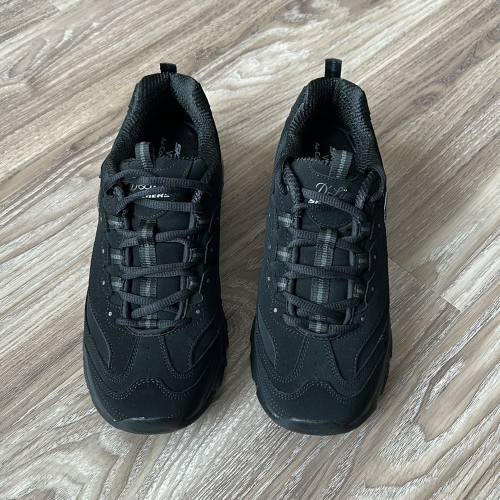 Skechers Dlites Women’s 9.5 Black Sneakers New Without Box